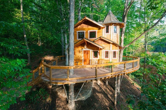 Luxury-Treehouse-by-the-Treehouse-Guys-Image-Credit-Airbnb